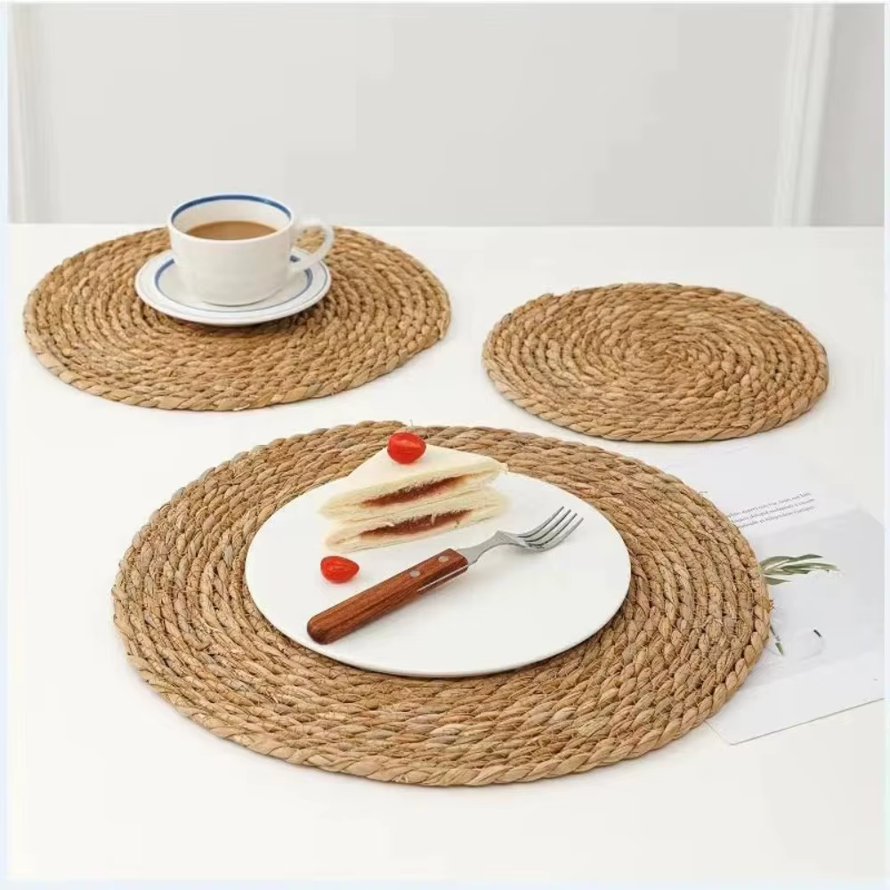 Sets de table ronds en rotin tressé à la main