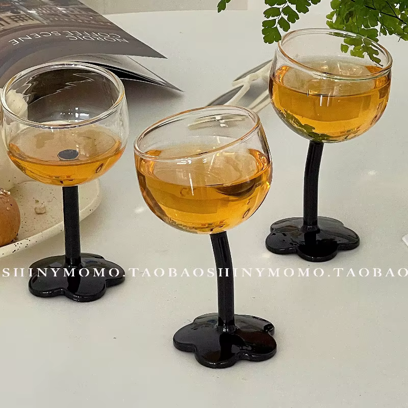 Tasse en verre à tige haute en forme de fleur mignonne faite à la main