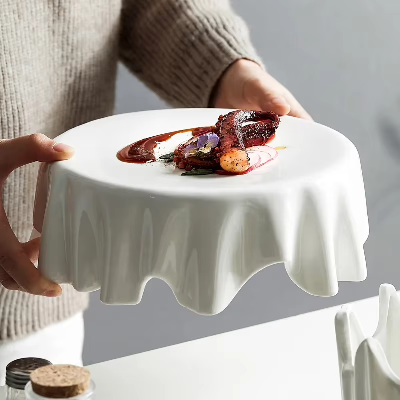 Assiette blanche ronde occidentale