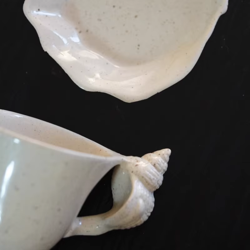 Ensemble tasse à café et soucoupe en coquillage