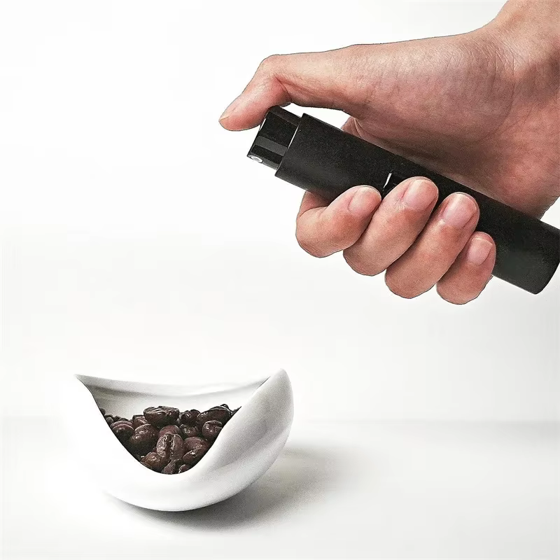 Plateaux de dosage de grains de café et vaporisateur de plats