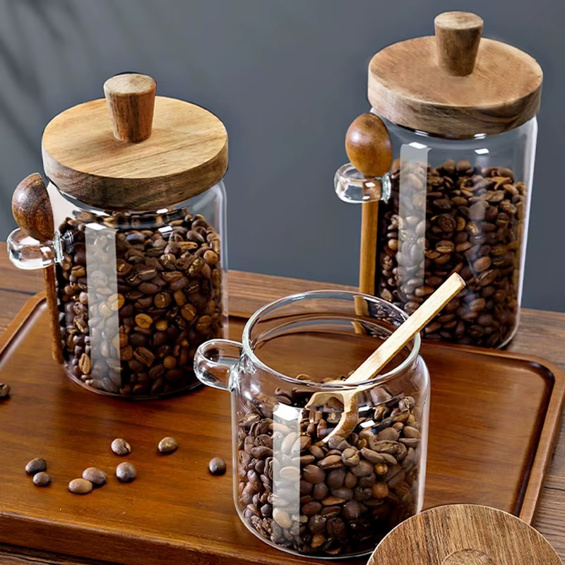 Bocaux en verre de cuisine avec couvercles et cuillère en bois