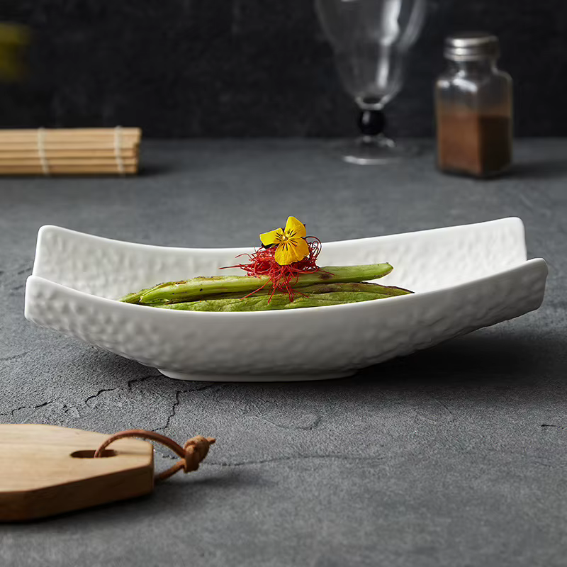 Filles à salade de légumes en céramique blanche