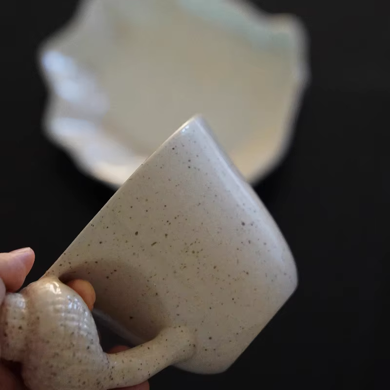 Ensemble tasse à café et soucoupe en coquillage