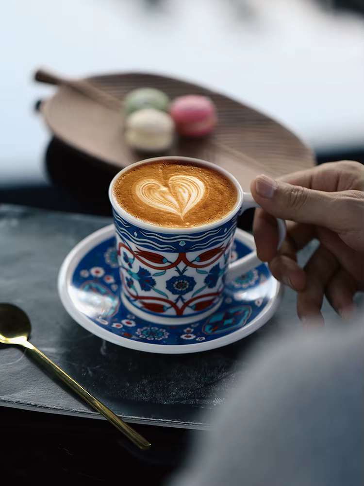 Ensemble tasse à café et soucoupe en céramique latte art