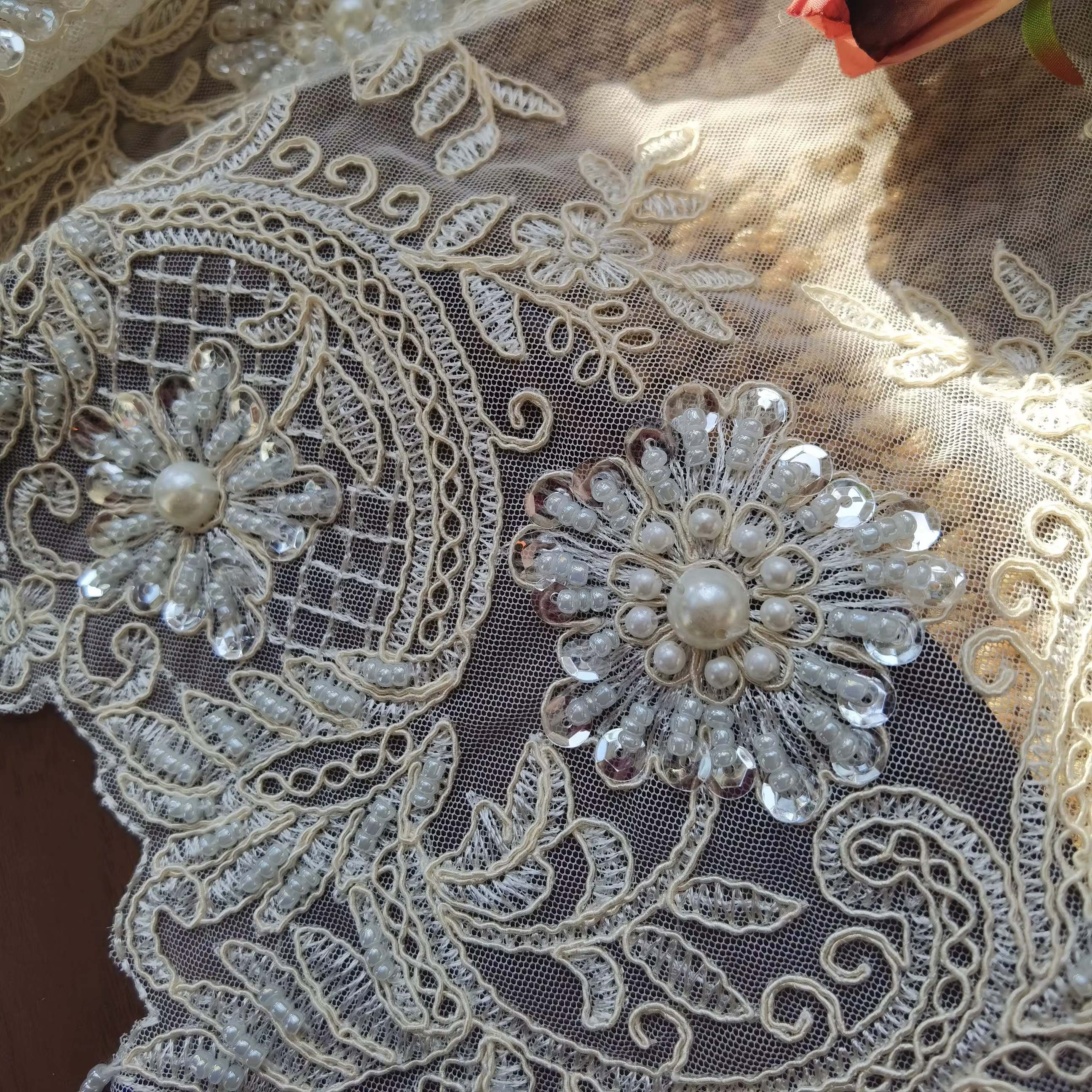 Nappe carrée beige brodée de perles