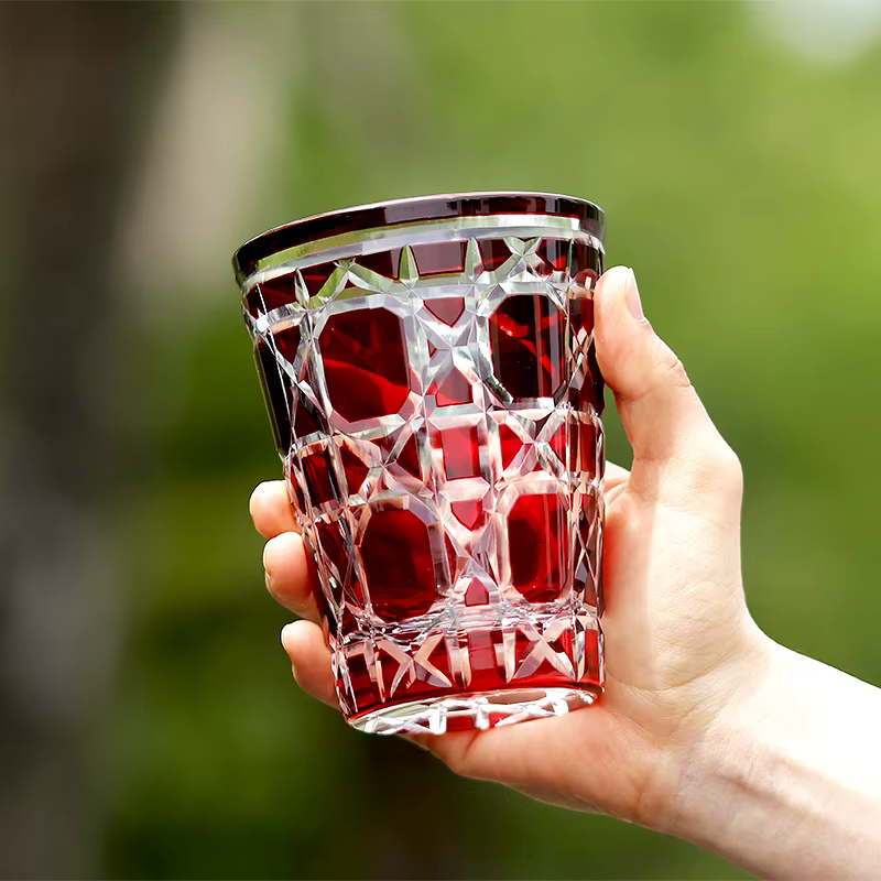 Verre à whisky rouge fait à la main