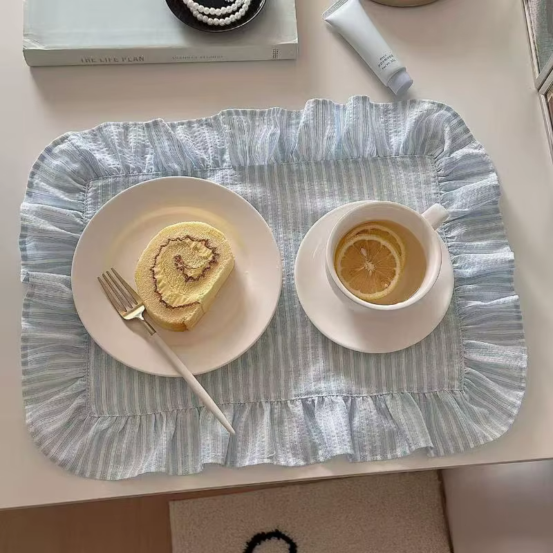 Set de table rose et bleu à rayures avec volants