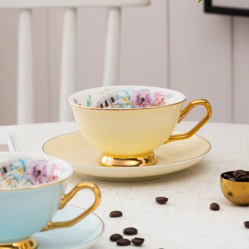 Tasse à café émaillée en céramique avec assiette
