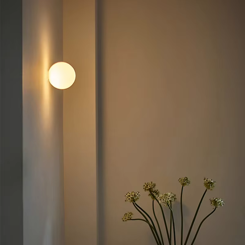 Applique murale LED boule de verre nordique, base dissimulée, blanc laiteux, décor de fond de canapé breton, balcon, allée, porche, chambre, lampe de chevet