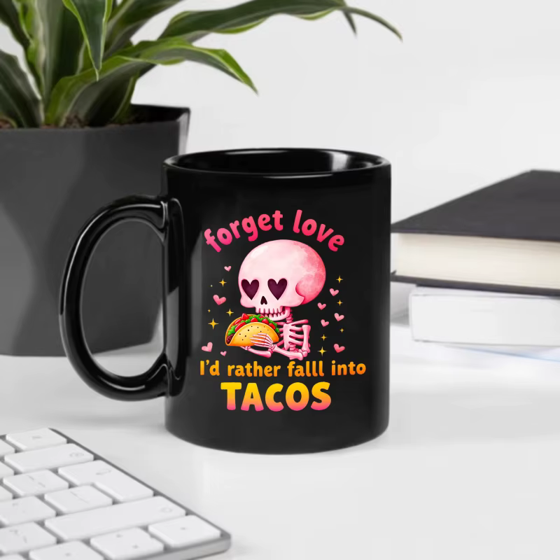 Une tasse en céramique noire avec un motif de torpille de crâne rose et le texte "Oufrez sur l'amour