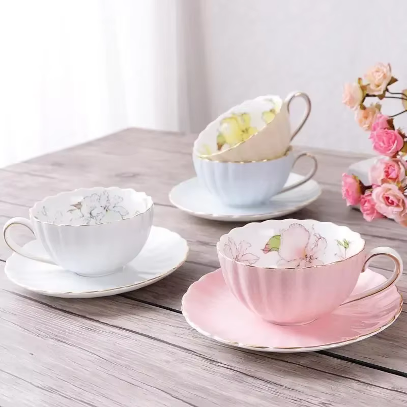 Ensemble de tasses à thé et soucoupes en porcelaine rose