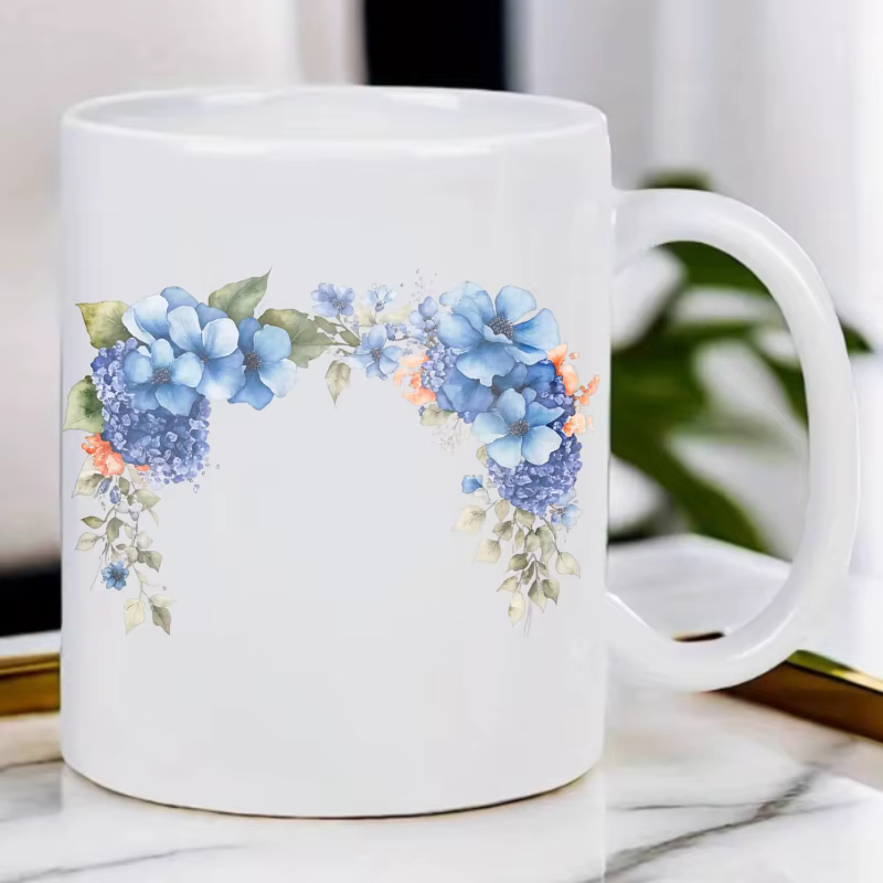 Tasse à café au design floral avec fleurs blanches