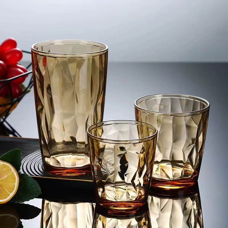 Verres à vin en plastique