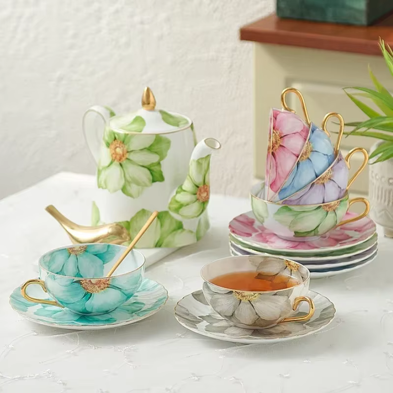 Tasse à café et théière en porcelaine européenne