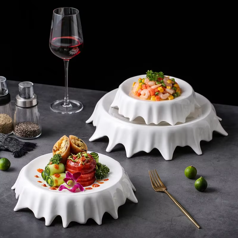 Assiette irrégulière blanche moderne