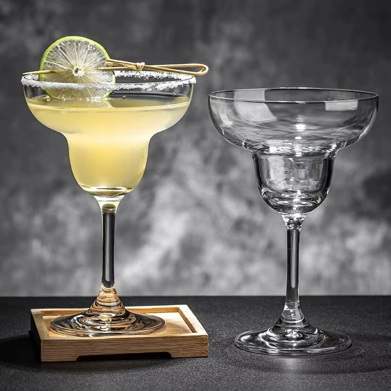 Verre à cocktail classique fait à la main