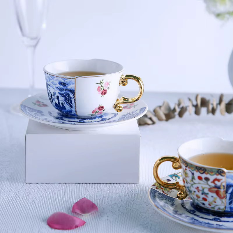 Tasse à café en céramique pour le thé de l'après-midi avec soucoupe