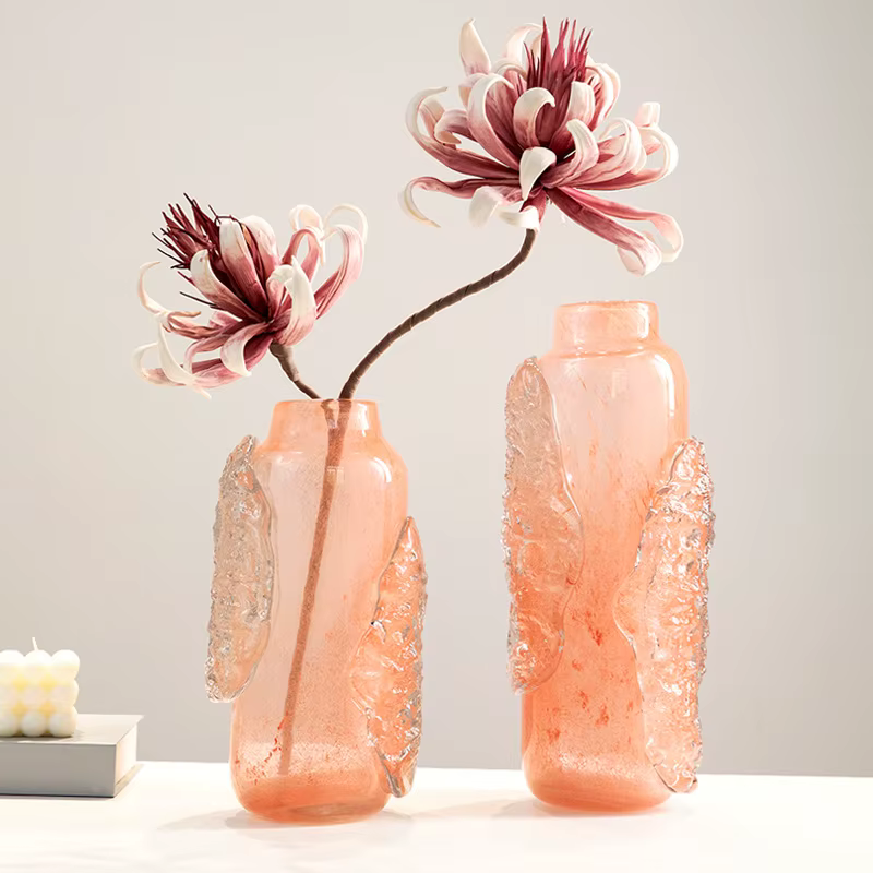 Vase en verre rose, relief abstrait irrégulier de cubes de glace transparents