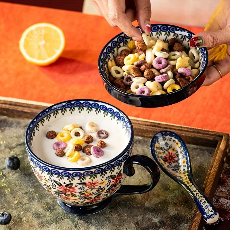 Ensemble de tasses en céramique polonaise avec couvercles