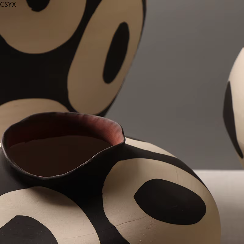Vase en céramique cercles géométriques dessinés à la main