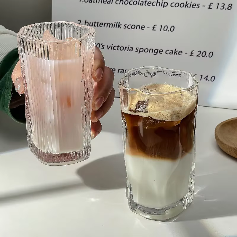 Tasse à jus en verre irrégulière pour usage domestique
