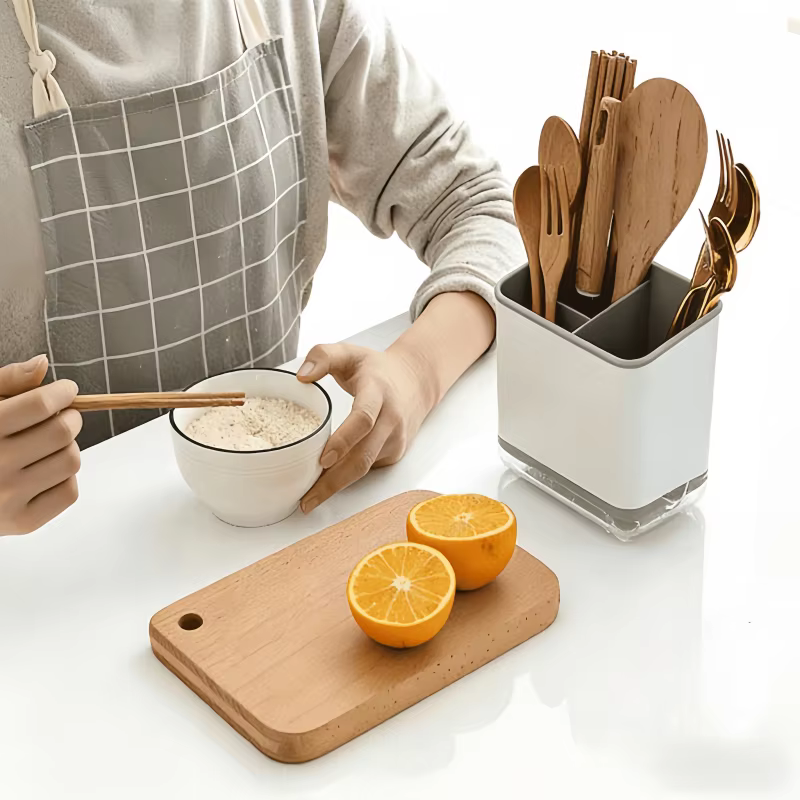Boîte de rangement pour baguettes et vaisselle domestique. Fond avec bac de vidange. Cage