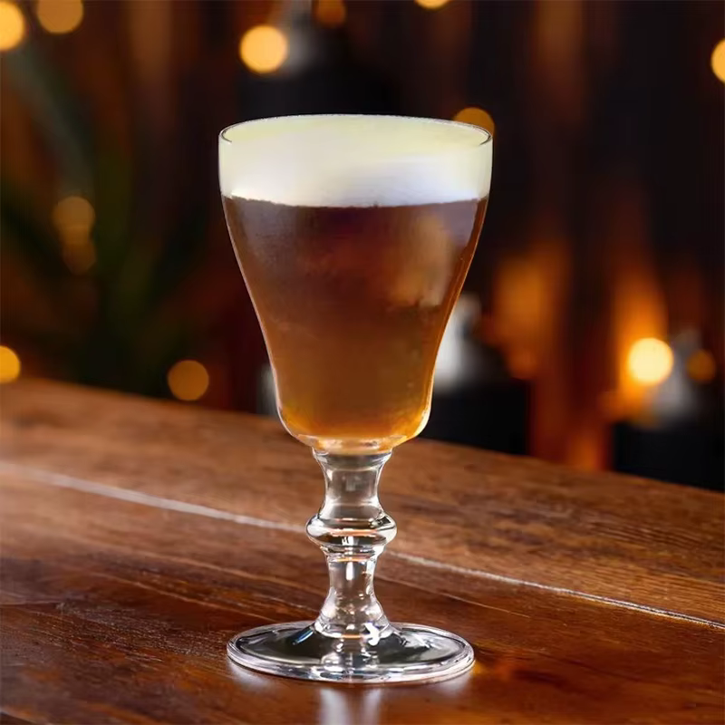 Coupe de verre à vin irlandais mince