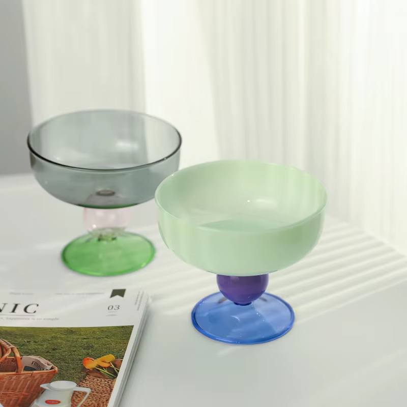 Tasse à crème glacée colorée
