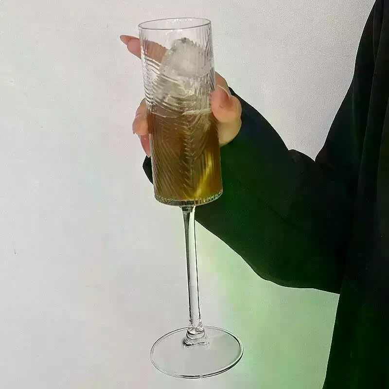 Gobelet en plastique transparent rayé