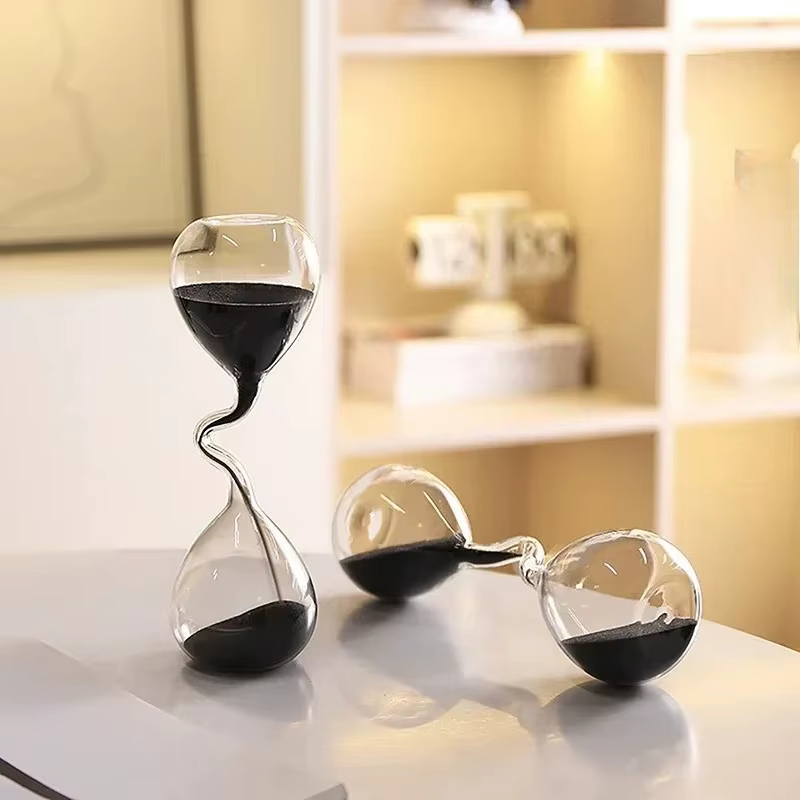 Décoration de table à manger minimaliste avec un design incurvé de style moderne noir et un artisanat en verre en forme de sablier