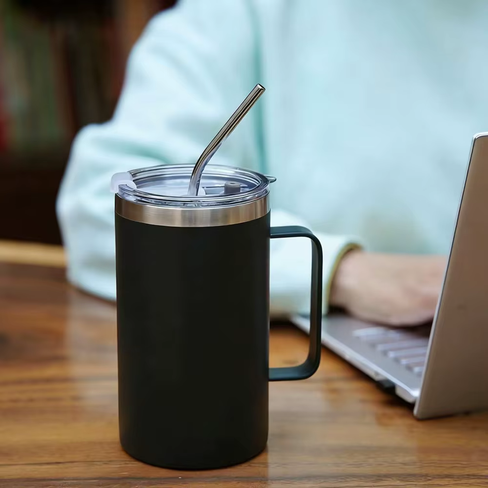 Tasse à café isolée avec couvercles