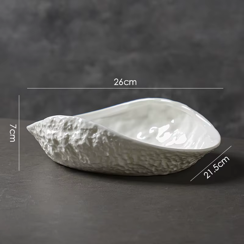 Assiette en forme de coquillage avec motif de roche