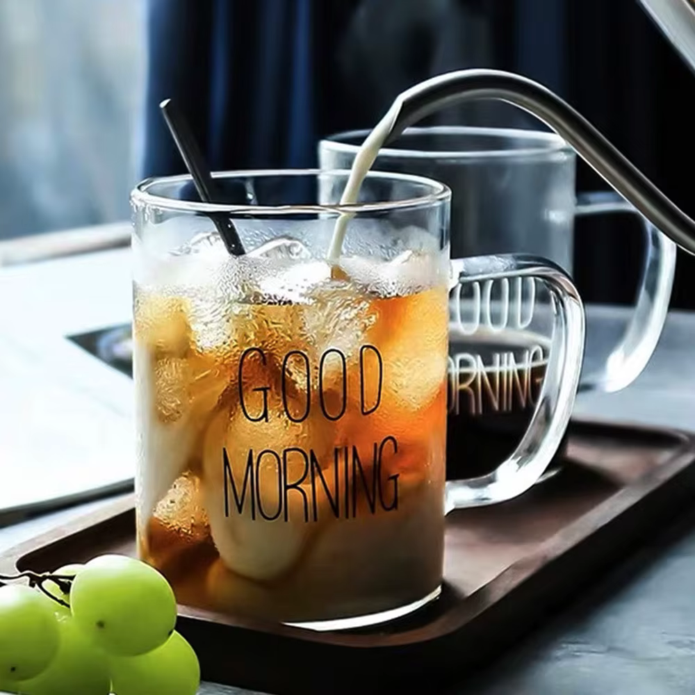 Tasse en verre du bonjour