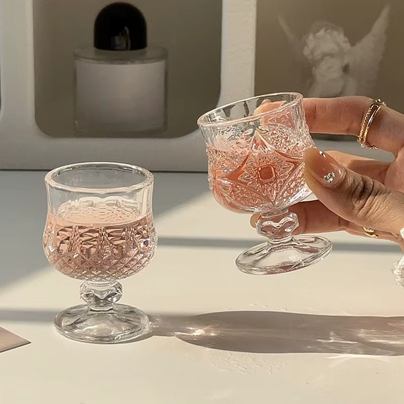 Petit gobelet en verre gaufré gravé de style coréen