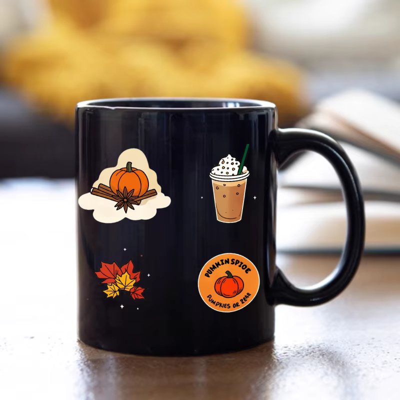 Tasse en céramique noire avec latte aux épices de citrouille et design de feuilles d'automne pour les amateurs de café