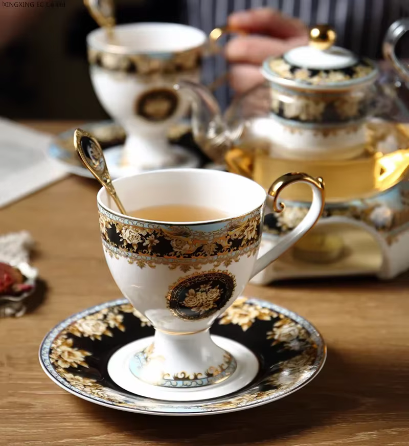 Ensemble de tasses à café et soucoupes en porcelaine