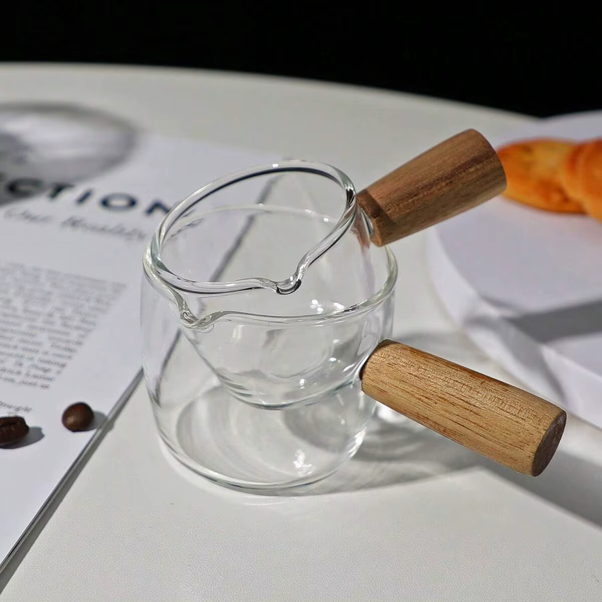 Tasse à mesurer en verre avec manche en bois