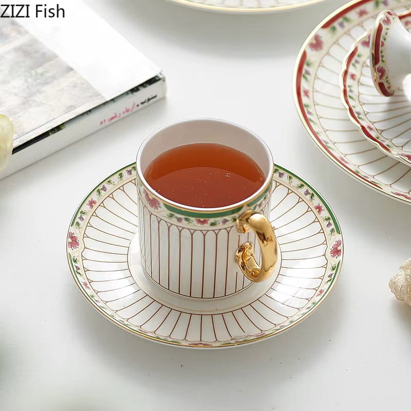 Tasse et soucoupe en céramique à cœur rayé plaqué or classique