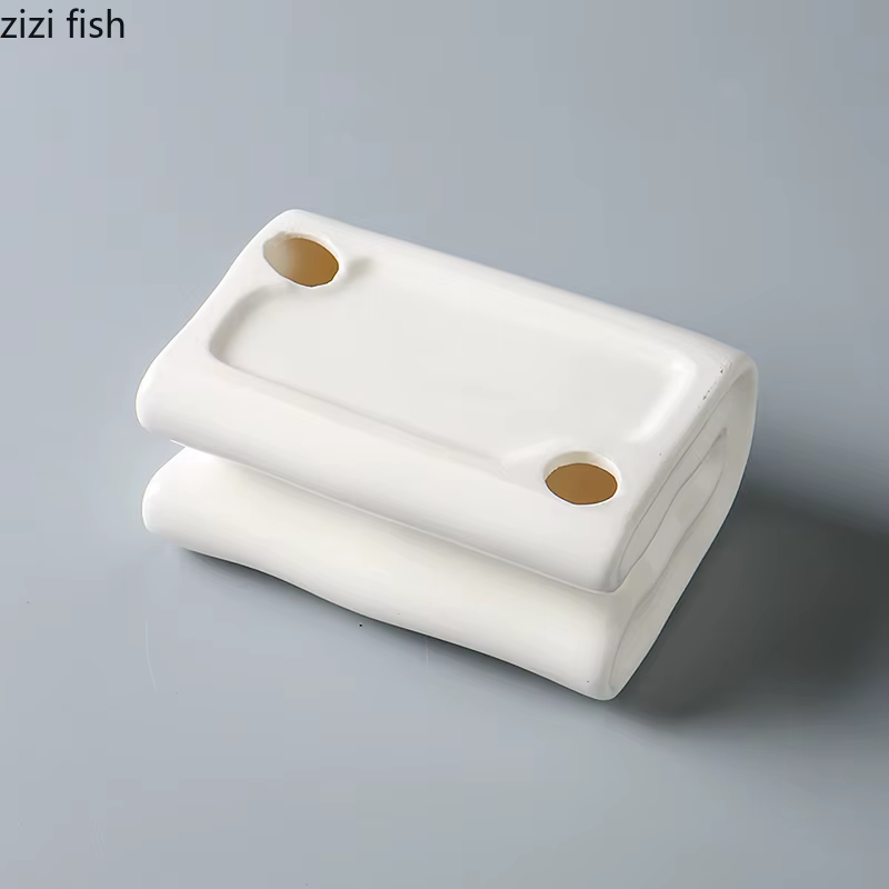 Assiette en céramique blanche en forme de livre