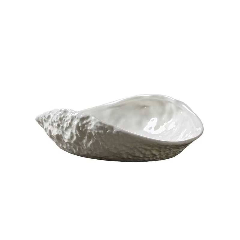 Assiette en forme de coquillage avec motif de roche