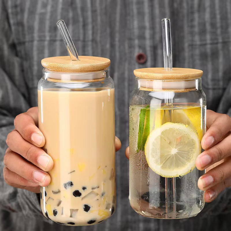 Tasse en verre de 550ml avec couvercle en bois et paille