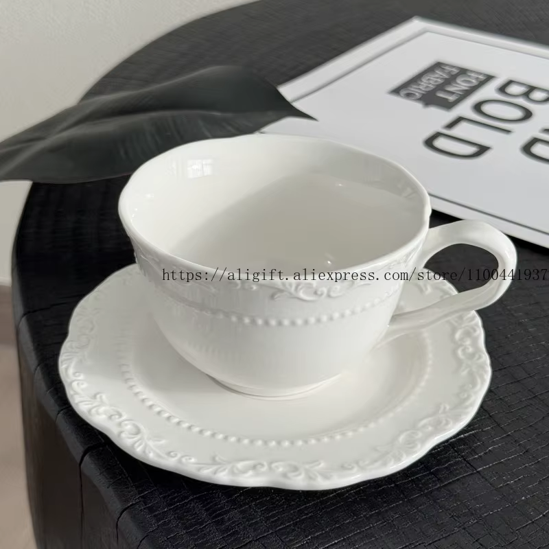 Ensemble de tasses à café et assiettes à fleurs en relief
