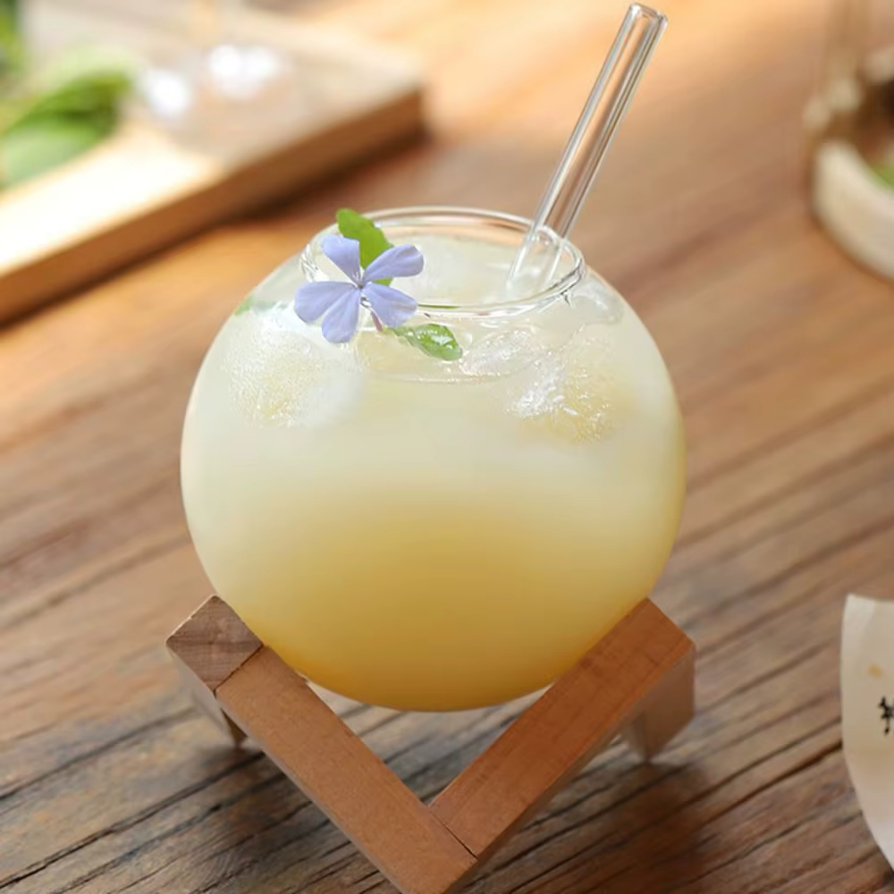 Verre à cocktail sphérique en forme de lune avec support en bois et paille – Tasses à café transparentes