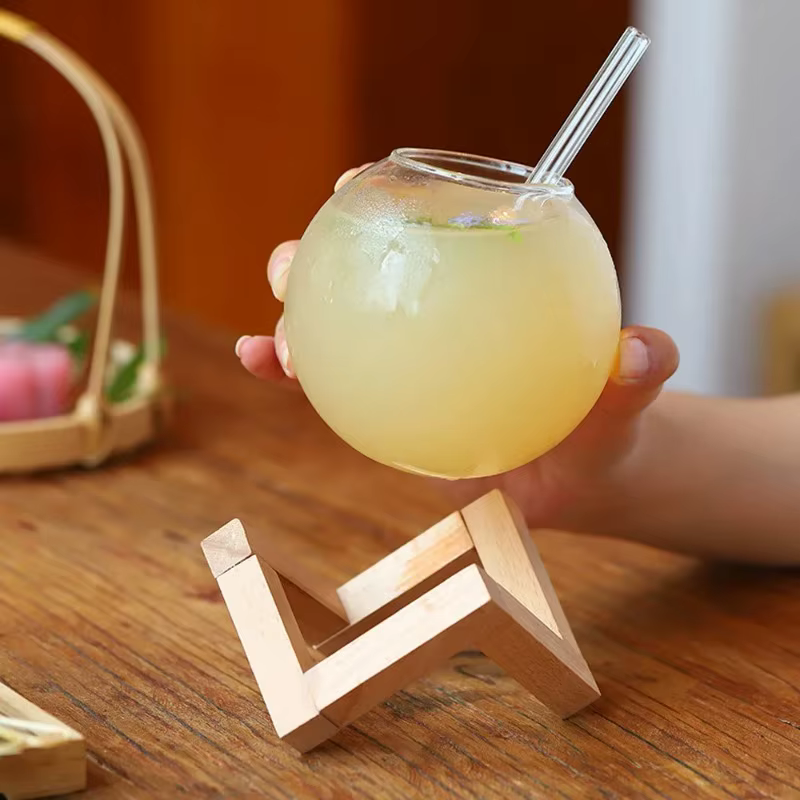 Tasse en verre à cocktail avec support en bois
