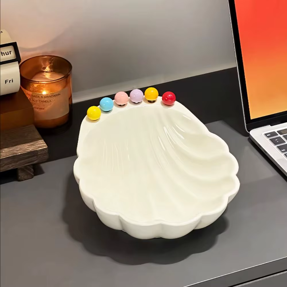 Assiette à fruits en céramique avec fourchette