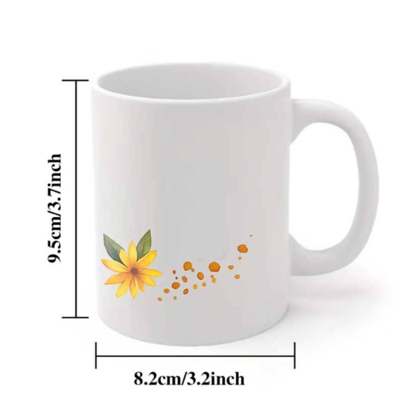 Tasse à café en céramique avec fleurs blanches et jaunes pour une pause