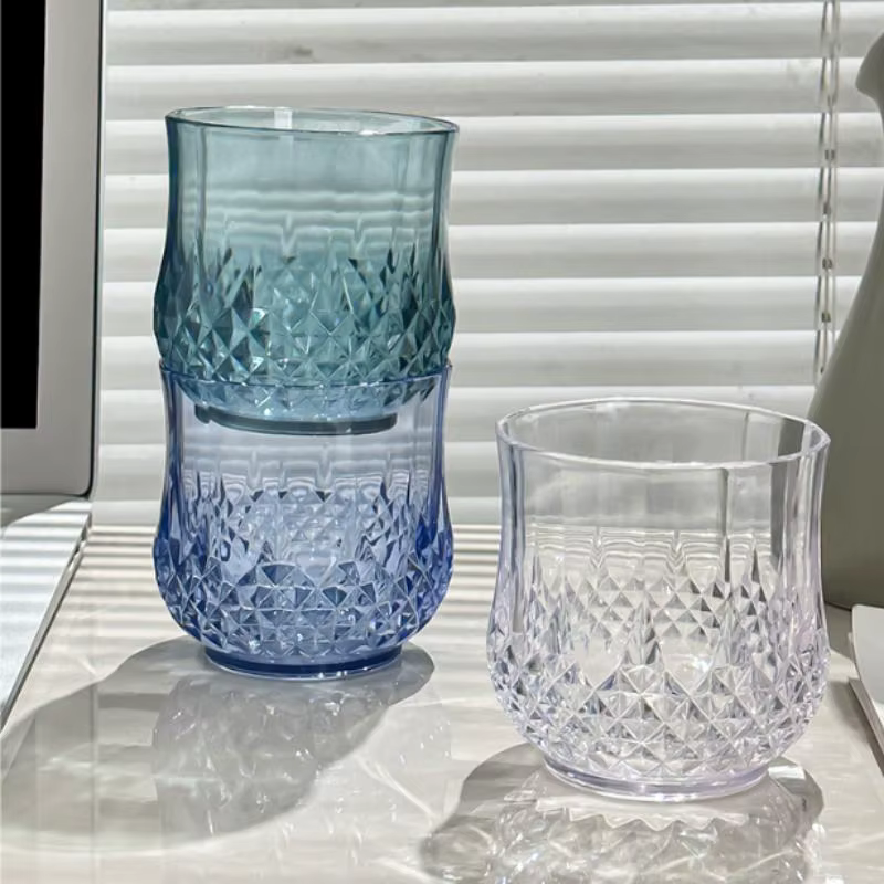 Verres à vin en plastique