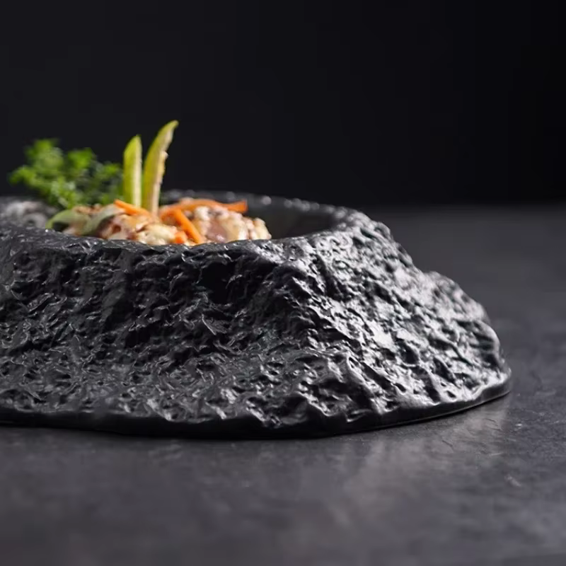 Assiette profonde noire en forme de volcan