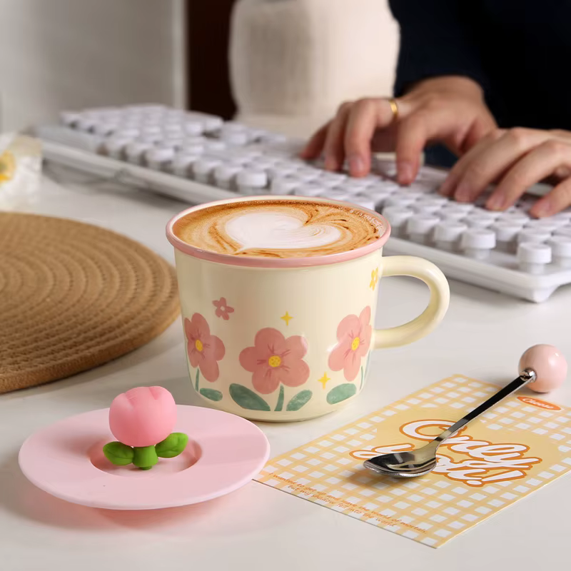 Tasse à café créative avec fleur de tulipe
